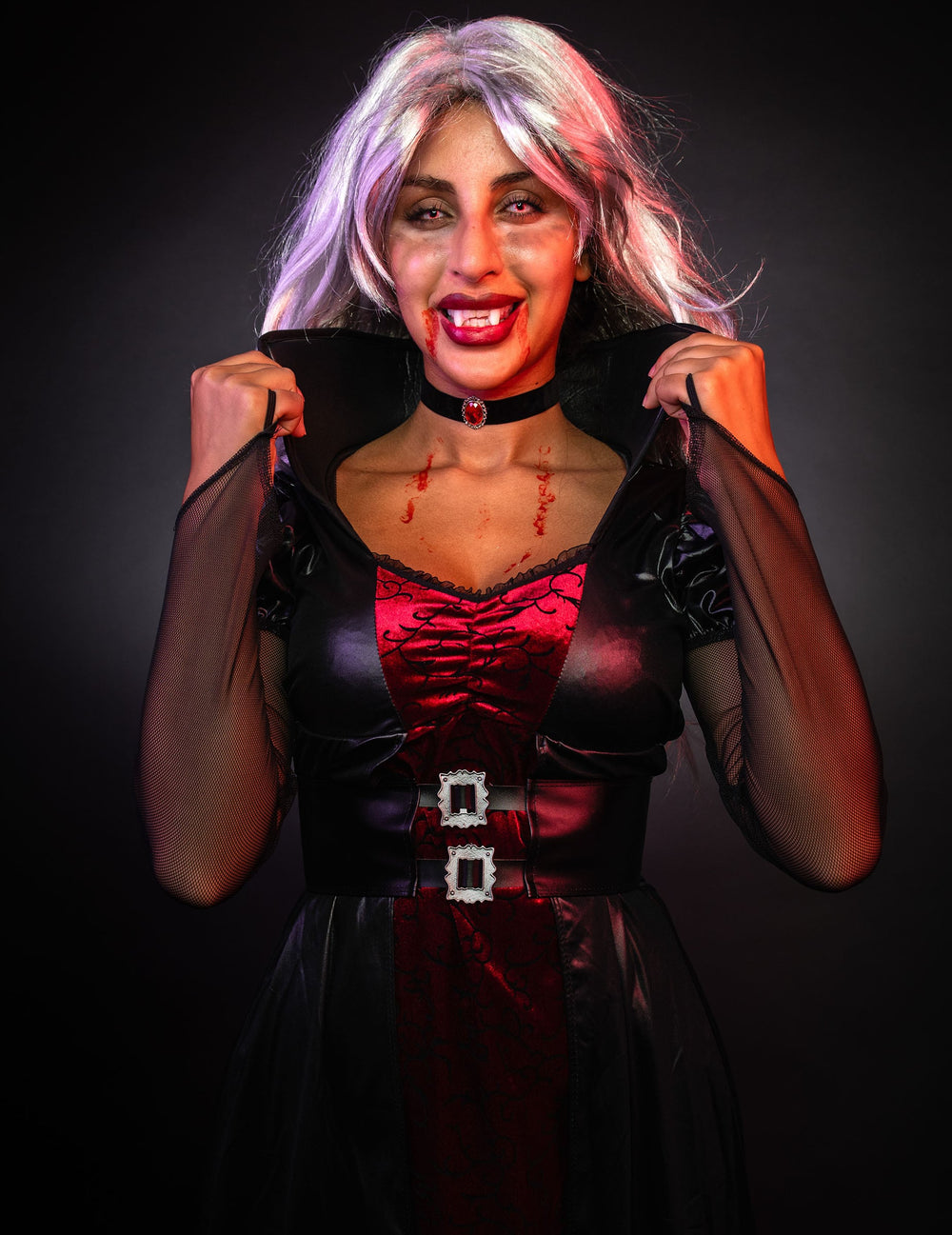 Gros plan sur le col montant et le bustier du déguisement vampire pour femme