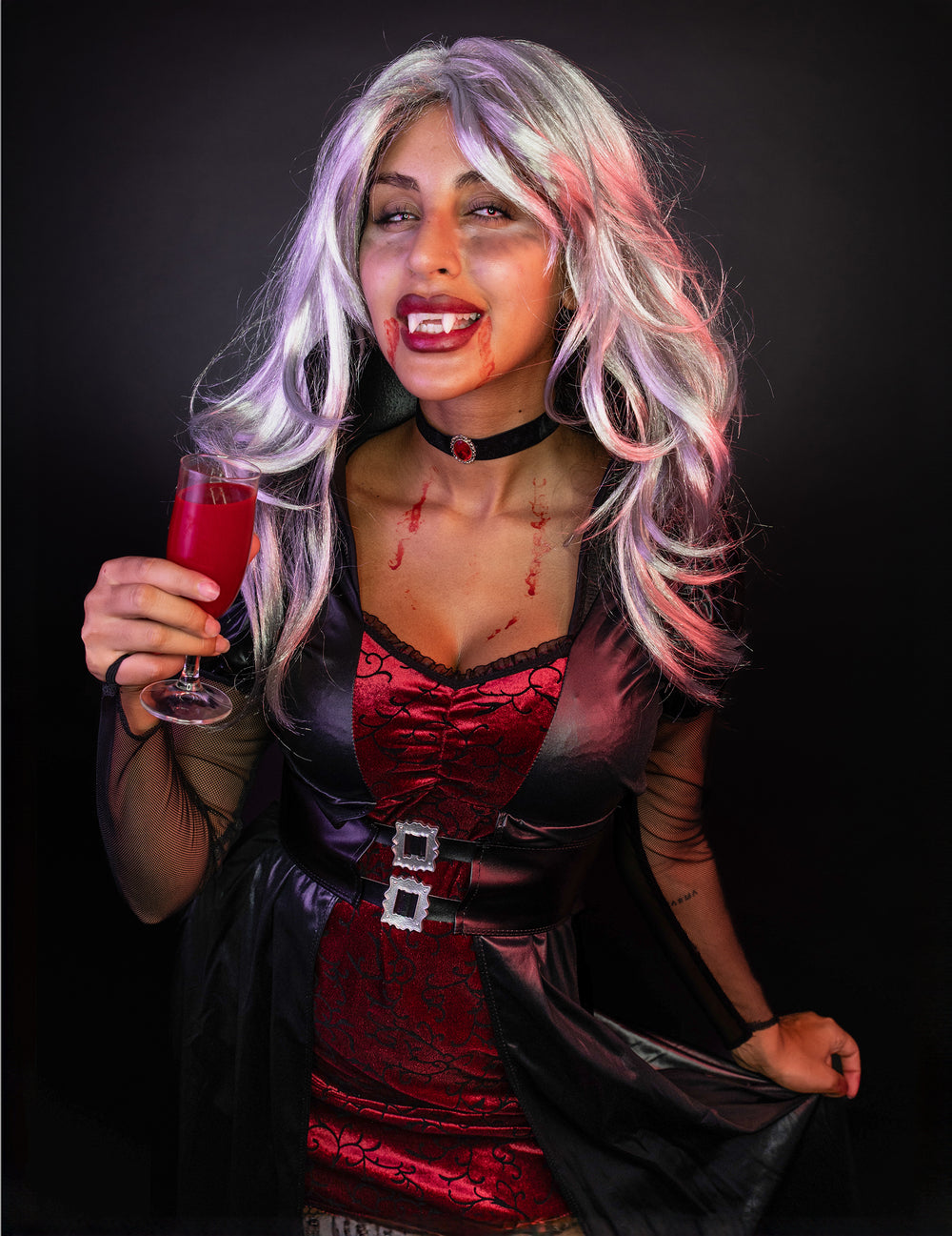 Portrait avec maquillage et accessoires du déguisement vampire pour femme