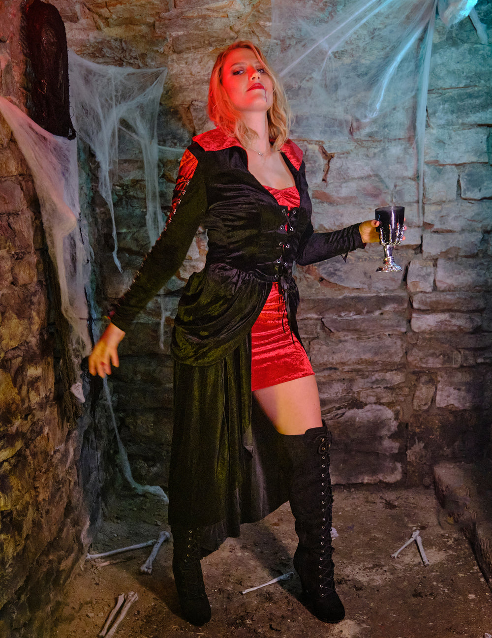 Mise en situation du déguisement de vampire à laçages luxe pour femme