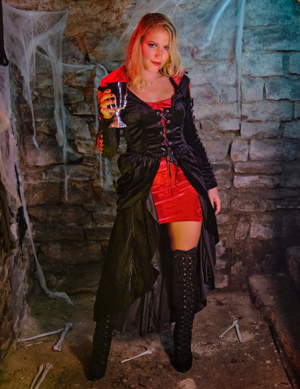 Mise en scène dans un décor de crypte du déguisement de vampire à laçages luxe pour femme