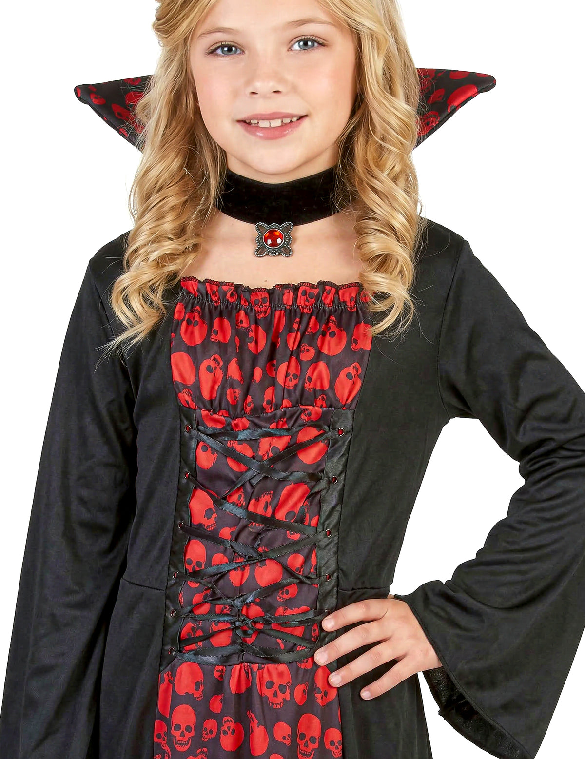 Gros plan sur le buste et le collier du déguisement de vampire pour fille