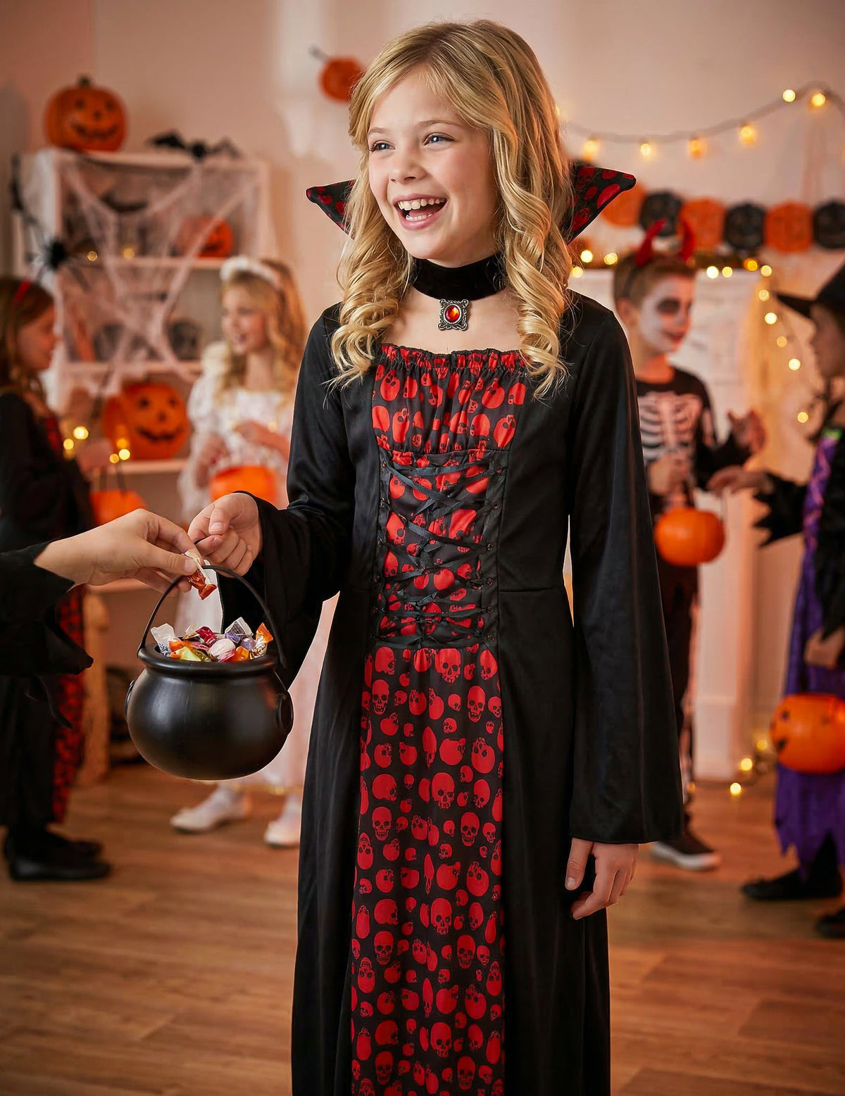 Mise en situation lors d'une fête d'Halloween du déguisement de vampire pour fille