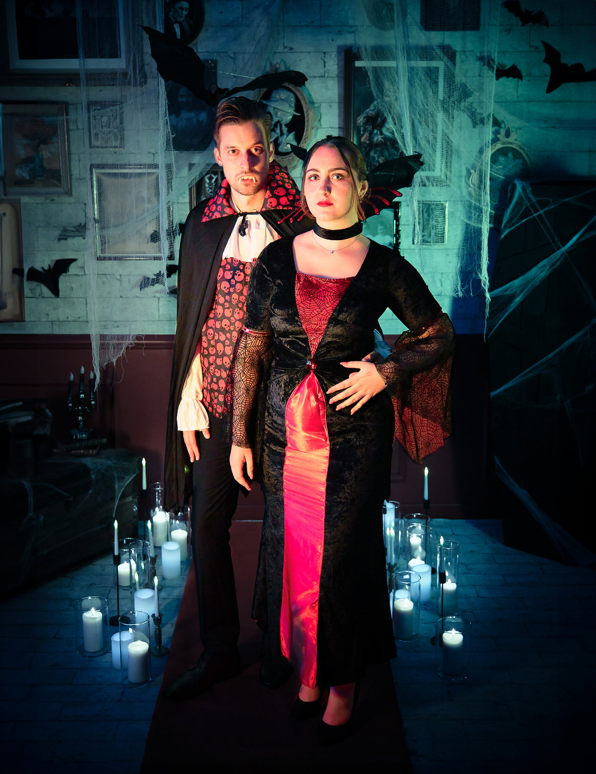 Mise en situation de couple du déguisement vampire pour homme