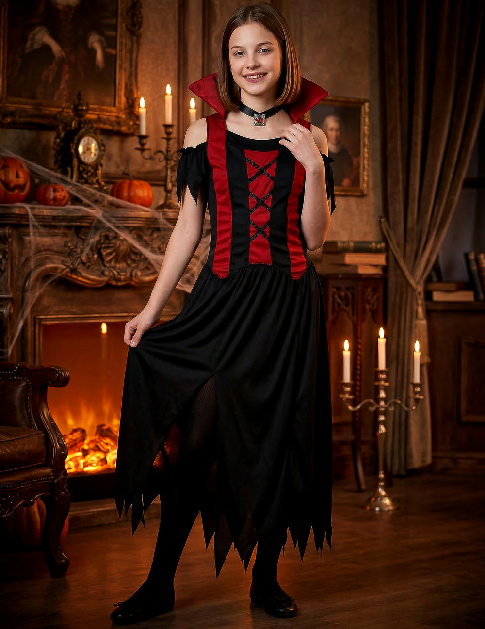 Pose de face tenant la jupe du déguisement de vampire pour fille