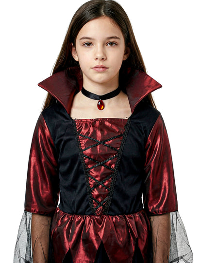 Gros plan sur le buste et le col du déguisement vampire satiné pour fille