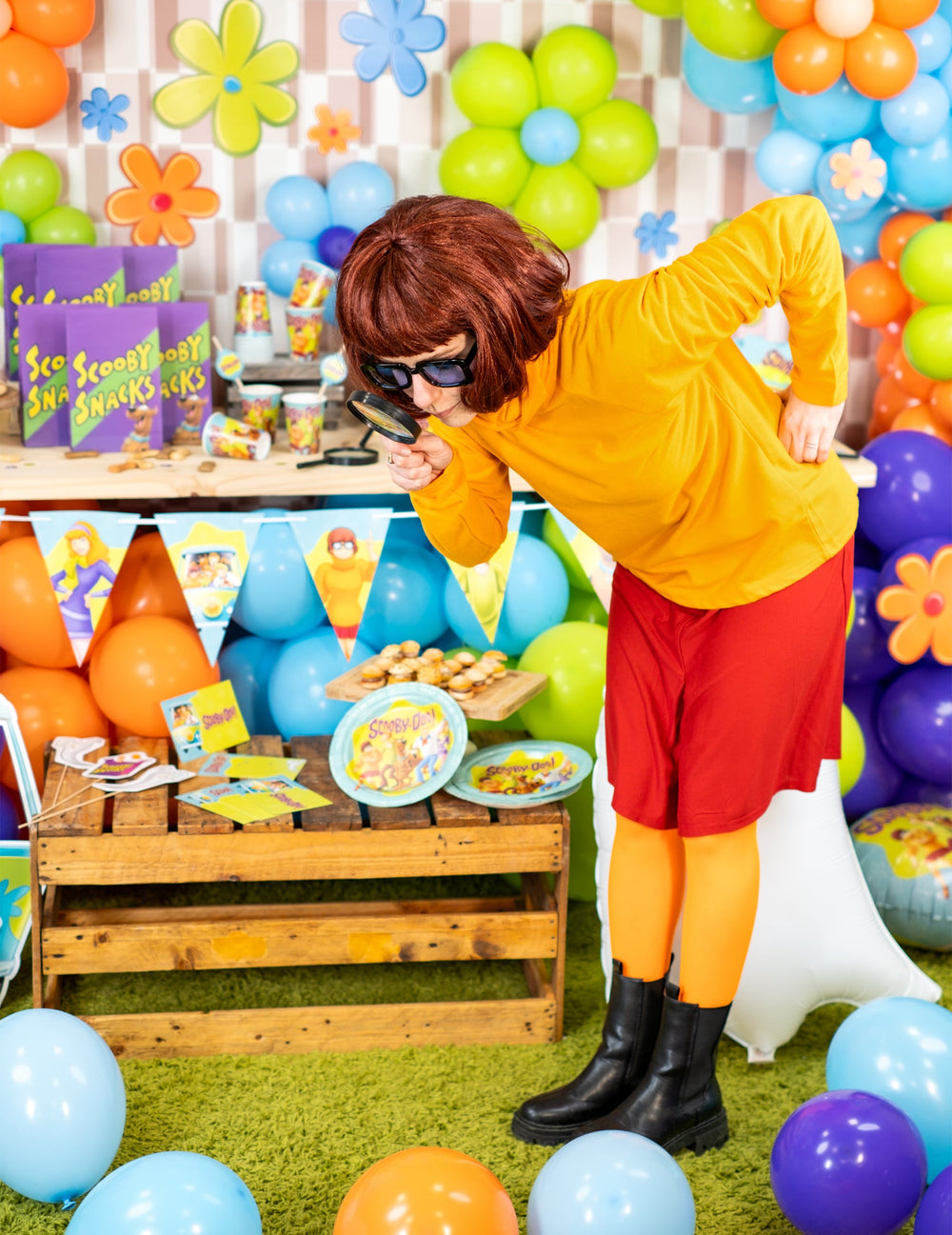 Vue de profil avec loupe du déguisement Véra Scooby Doo