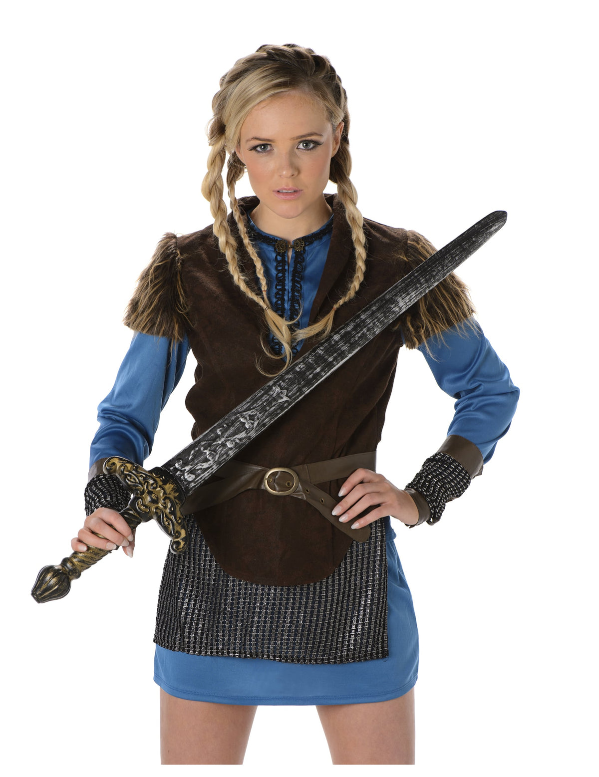 Gros plan sur le buste et l'épée du déguisement viking pour femme