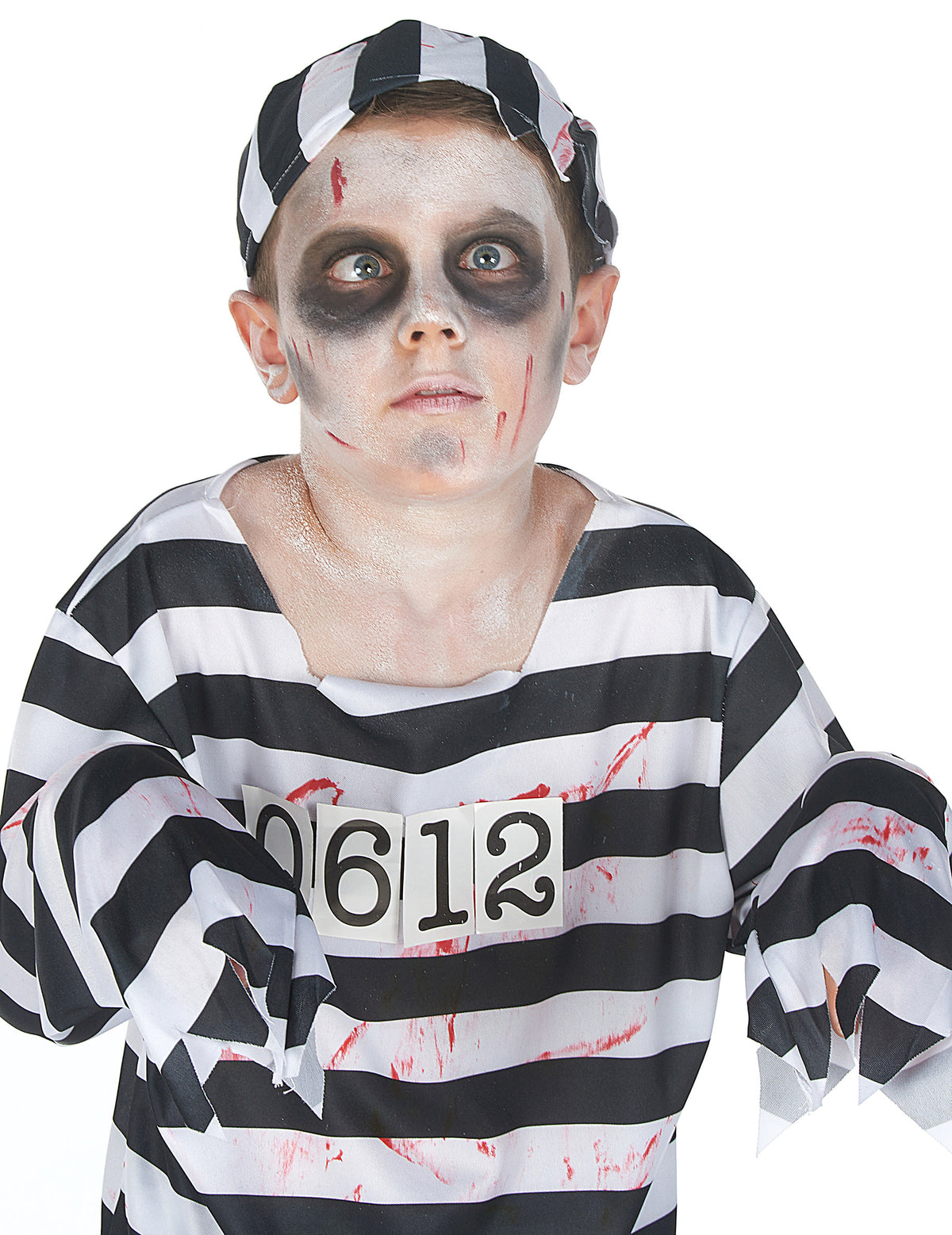 Gros plan sur le maquillage du déguisement zombie prisonnier garçon Halloween