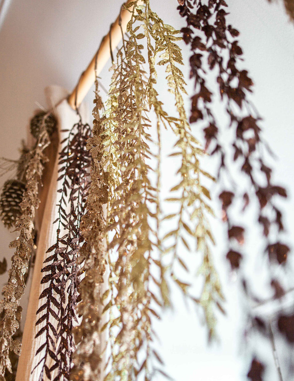 Détail des feuilles de la descente de feuillage de Noël cuivre à paillettes