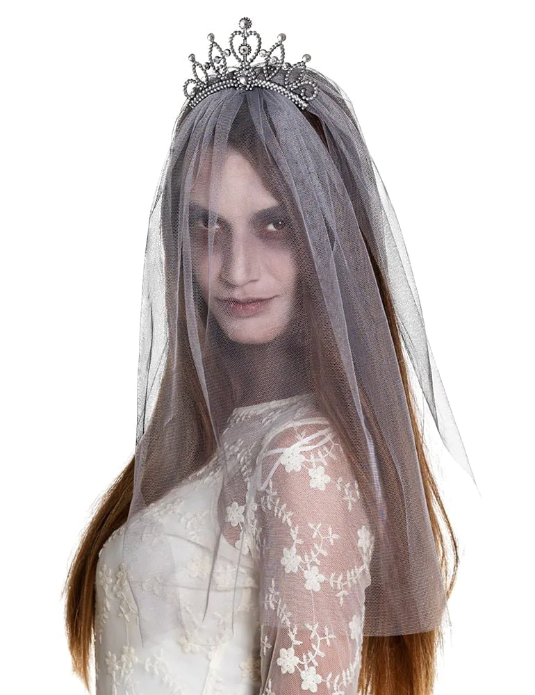 Gros plan sur le voile rabattu sur le visage du diadème avec voile de mariée pour femme