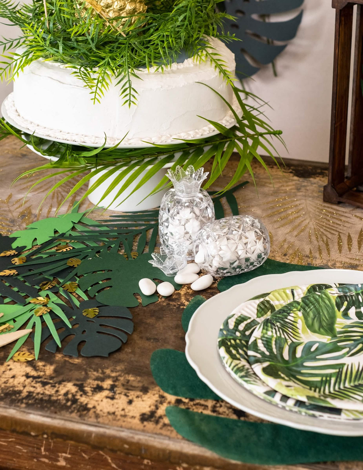 decoração de mesa tropical com amêndoas confeitadas para a comunhão