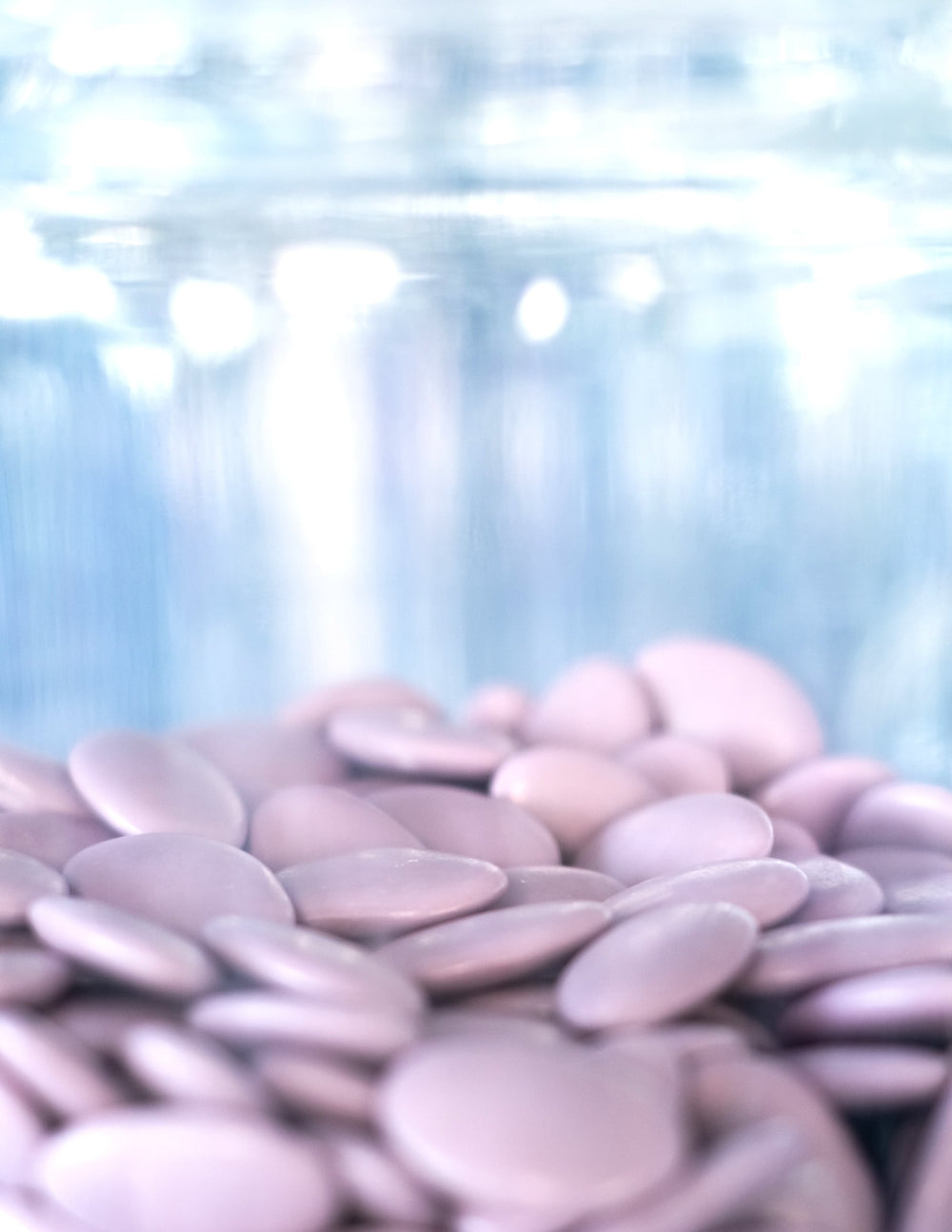 Détail de l'intérieur du bocal des dragées chocolat pour communion