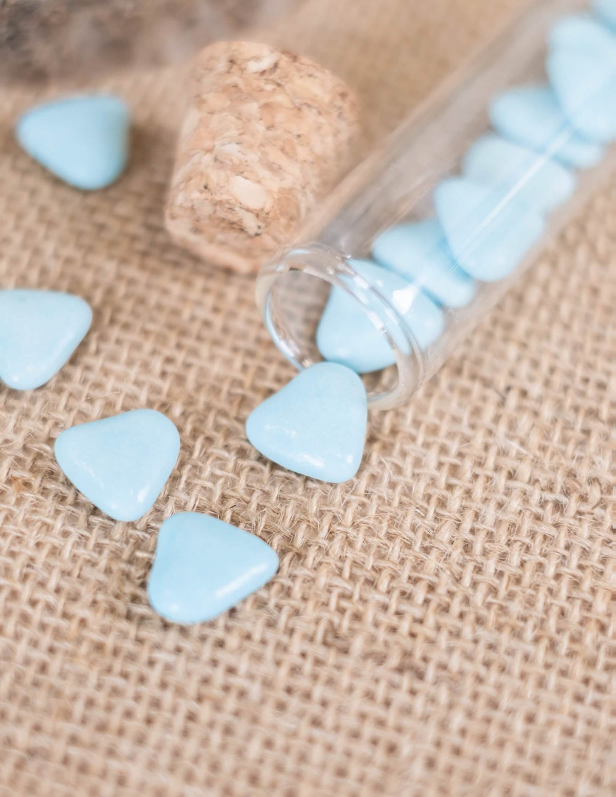 Detalhe dos confeitos a sair de um tubo de ensaio do mini coração de chocolate para comunhão