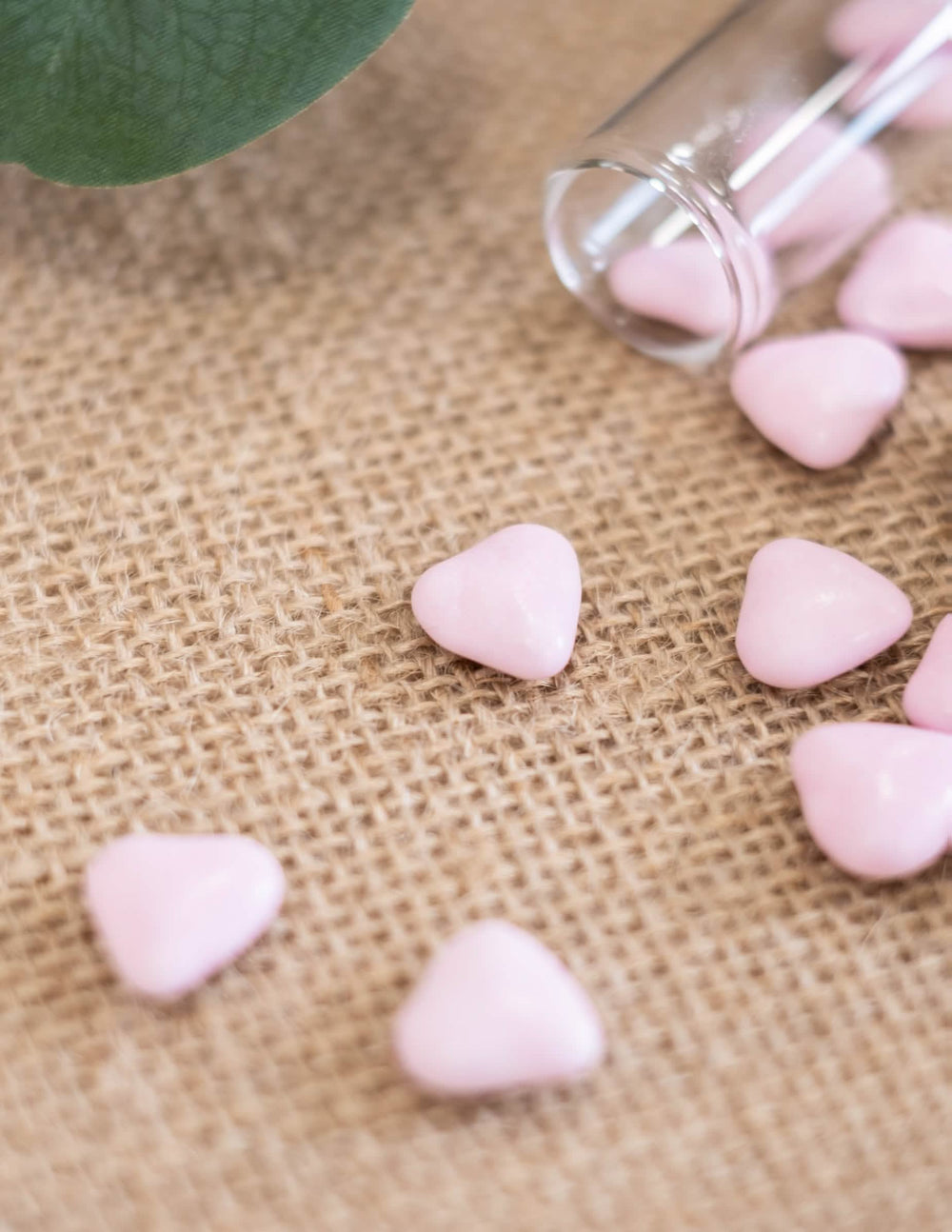 Grande plano sobre as amêndoas de açúcar mini coração de chocolate para casamento cor de rosa claro