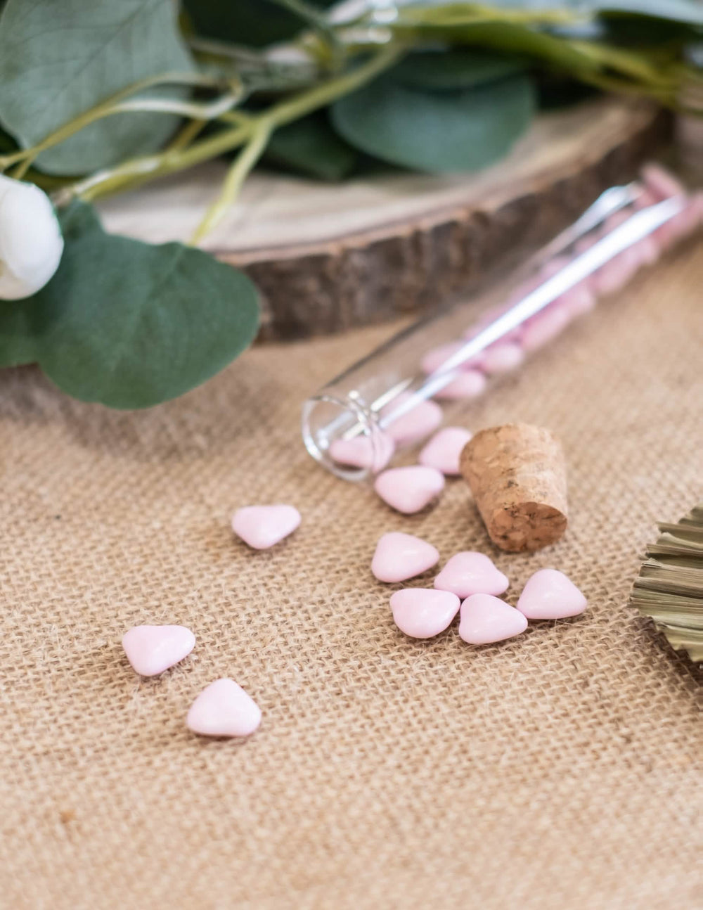 Cenário com proveta de vidro para as drageias mini coração de chocolate para casamento