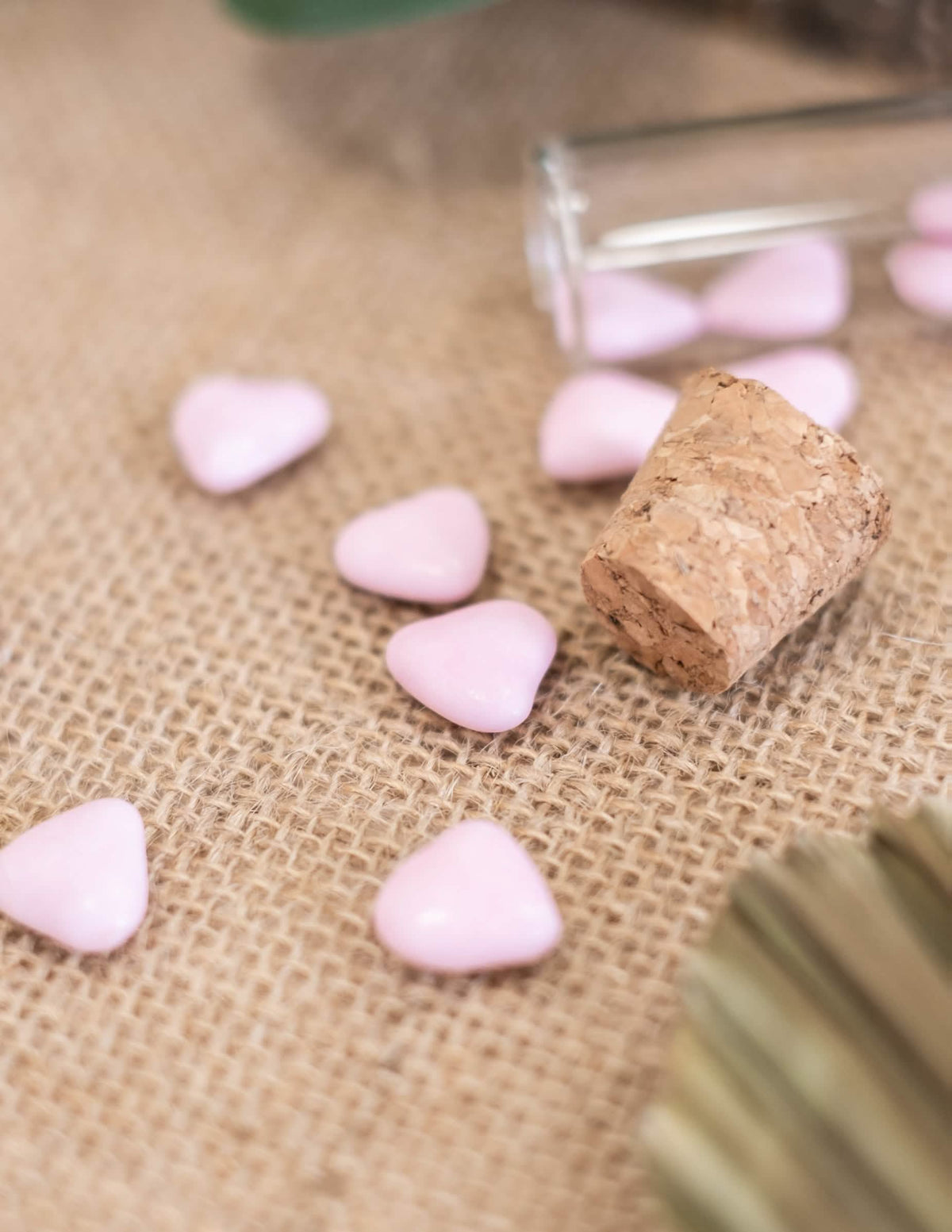 Detalhe com rolha de cortiça para as amêndoas mini coração de chocolate para casamento