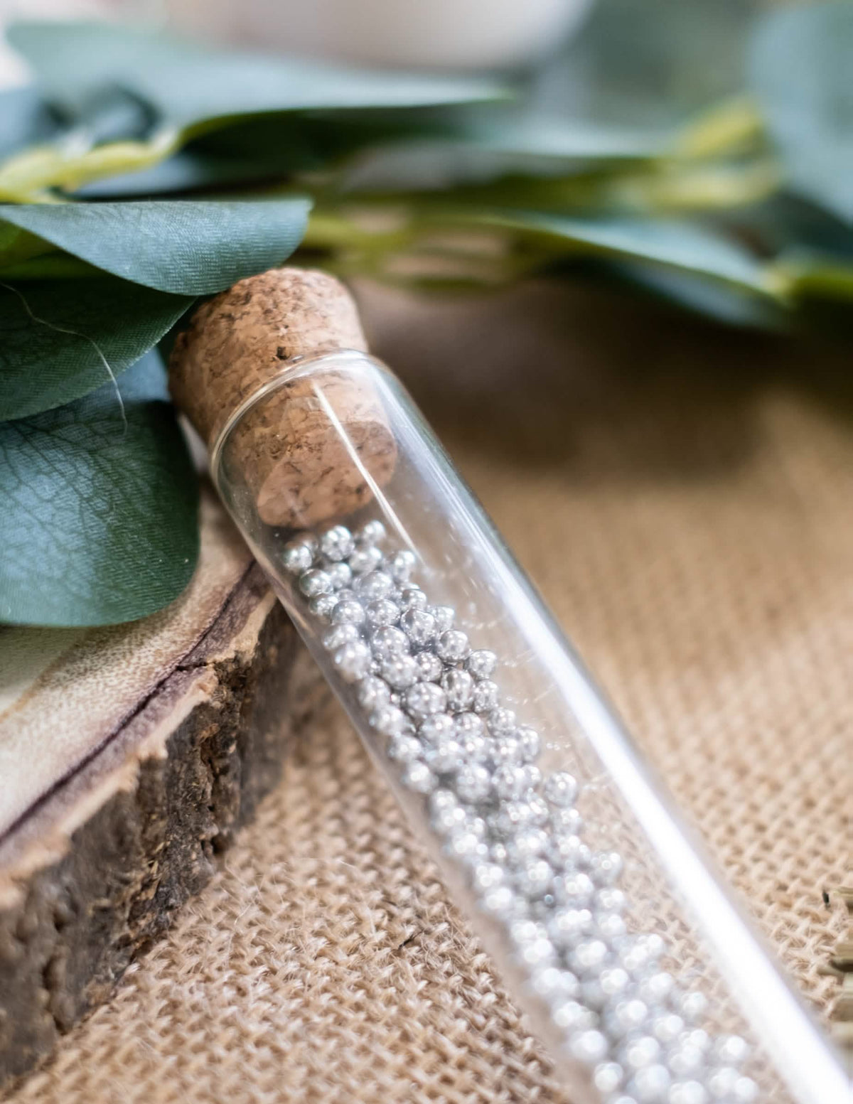 Detalhe da proveta com a sua rolha de cortiça dos dragées pérolas de casamento para festa