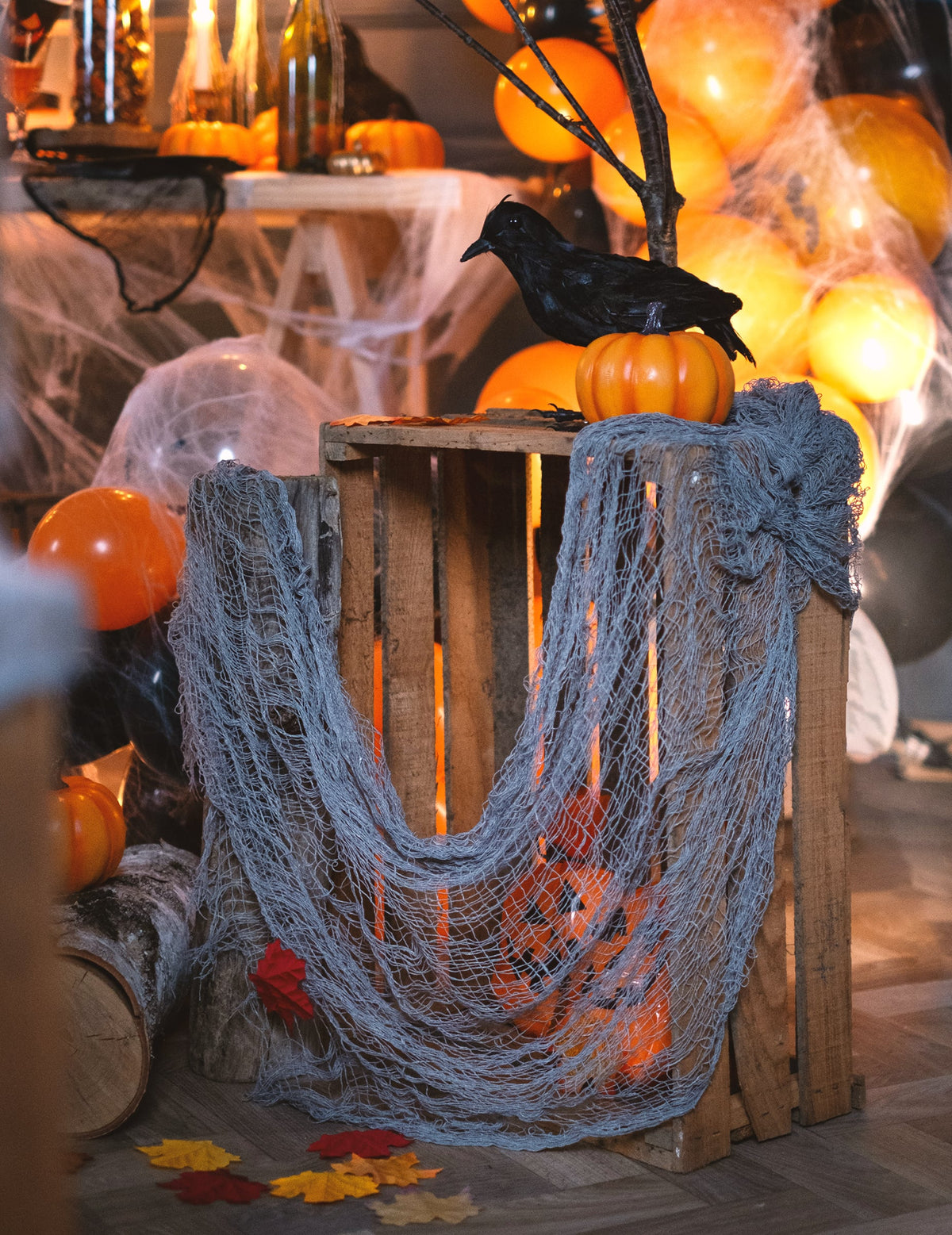 Drapé sur une caisse en bois du drap d'Halloween pour décoration
