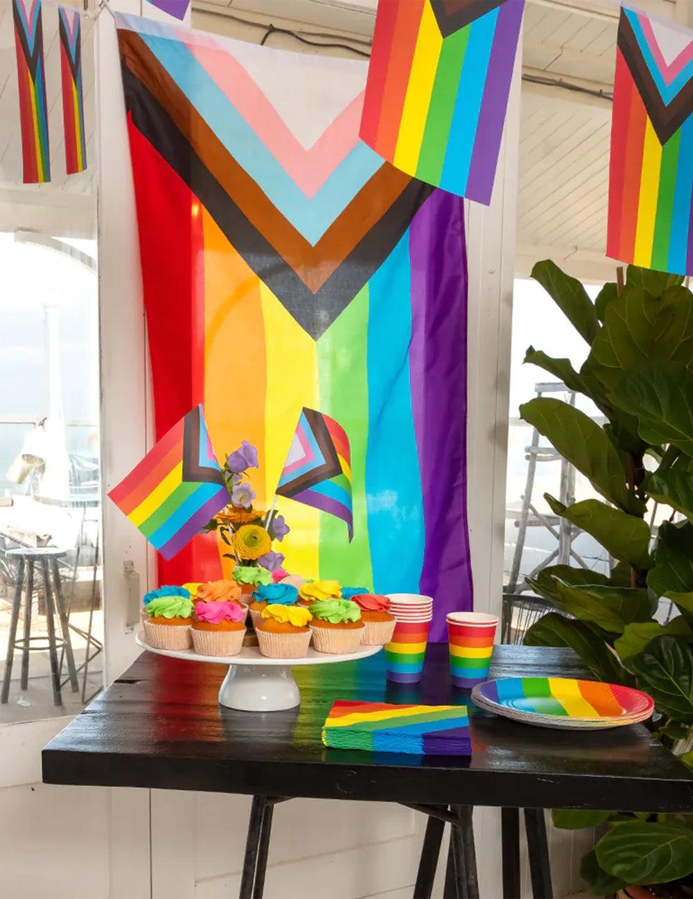 Mise en situation festive du drapeau arc en ciel LGBTQ+
