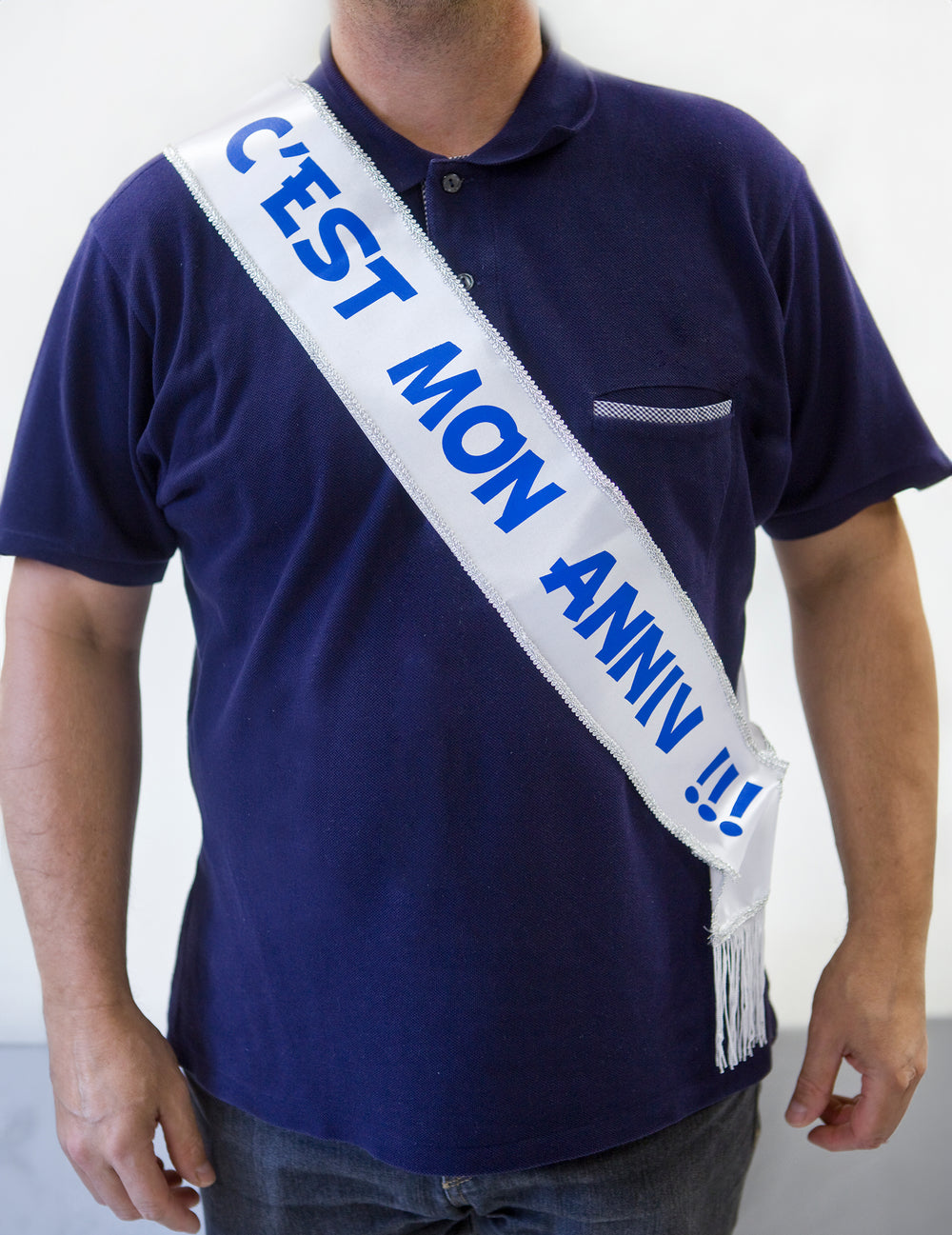 Vue de face de l'écharpe en satin c'est mon anniv