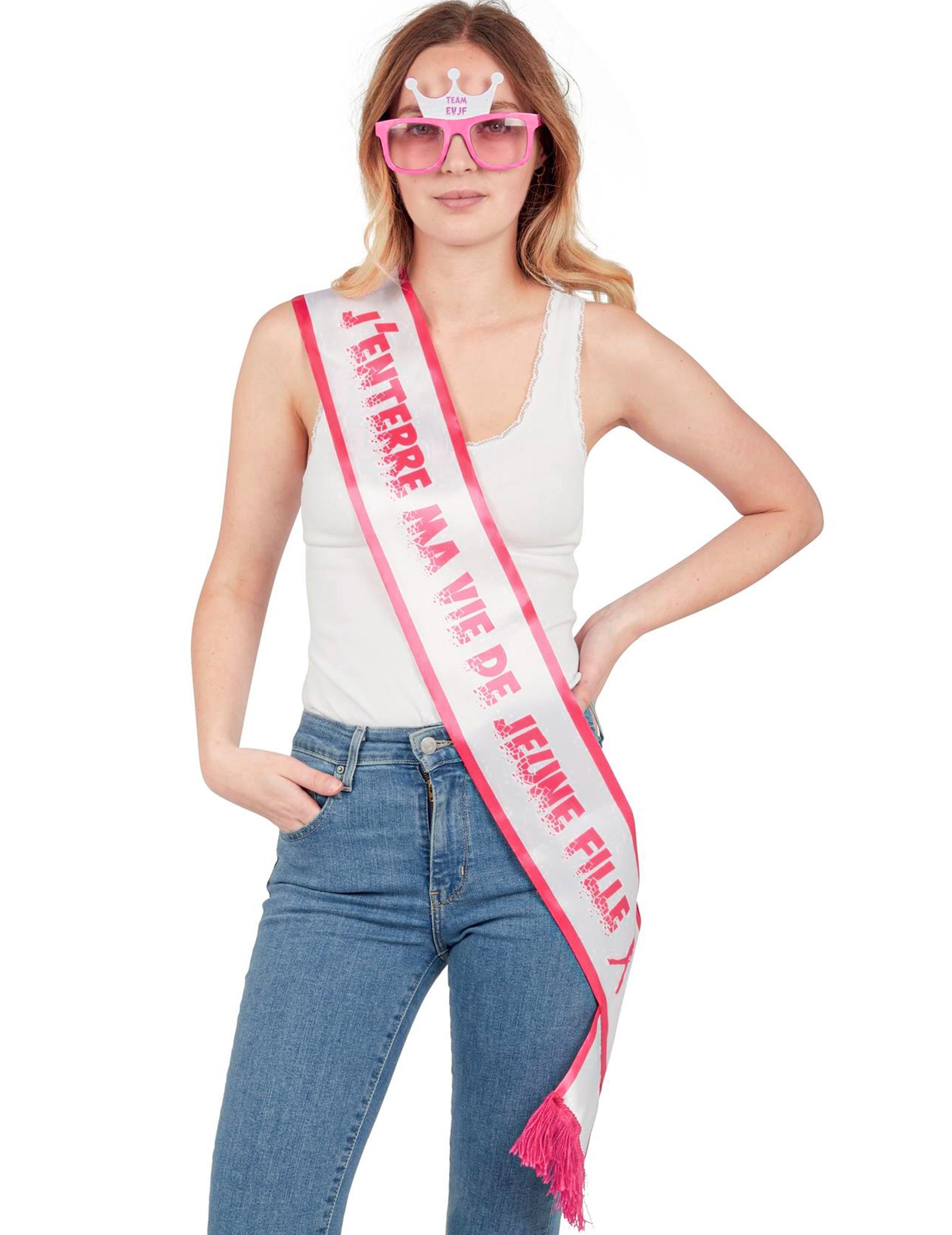 Mise en situation avec accessoires de l'Echarpe J'enterre ma vie de jeune fille