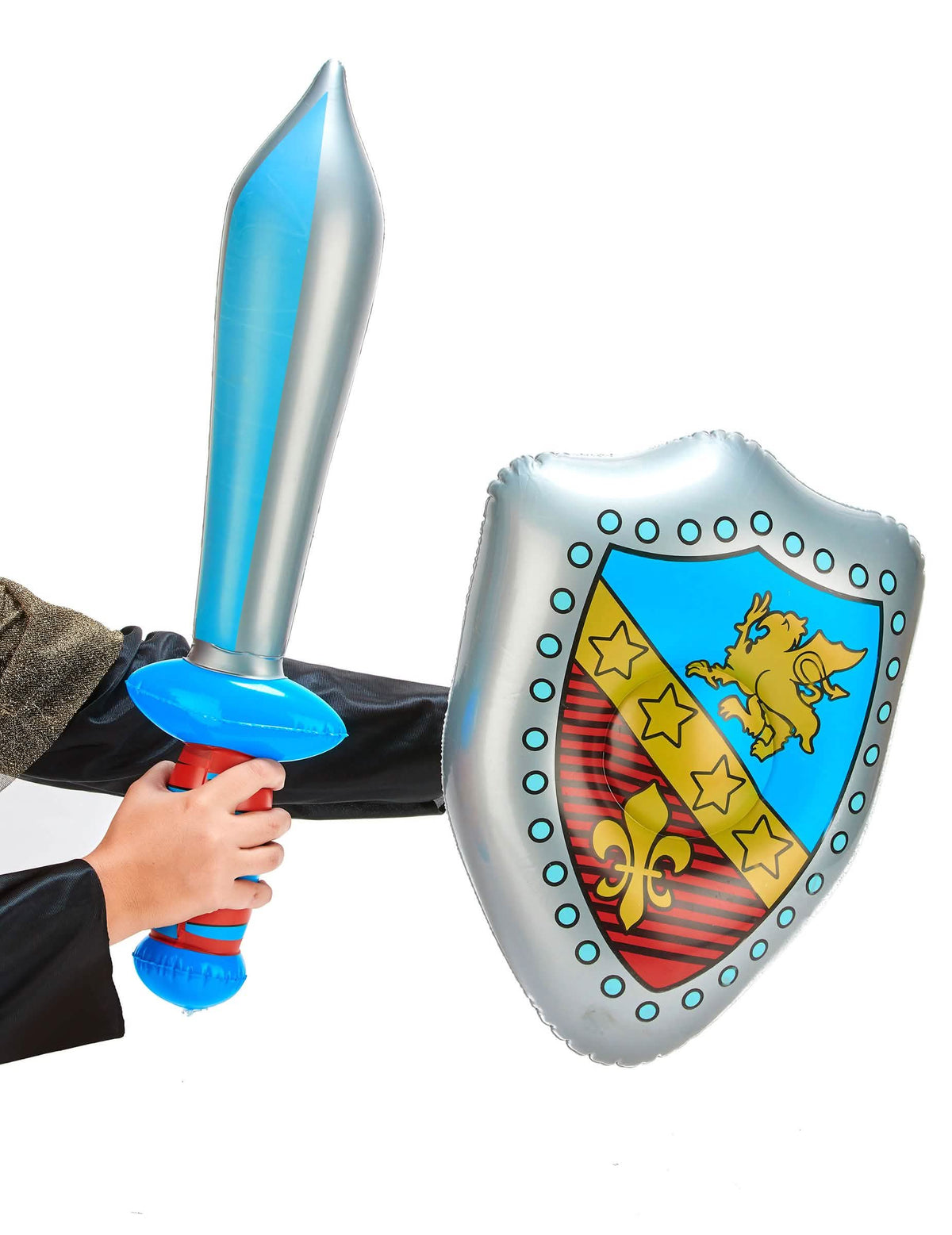 Vista aproximada da espada e do escudo insuflável de cavaleiro