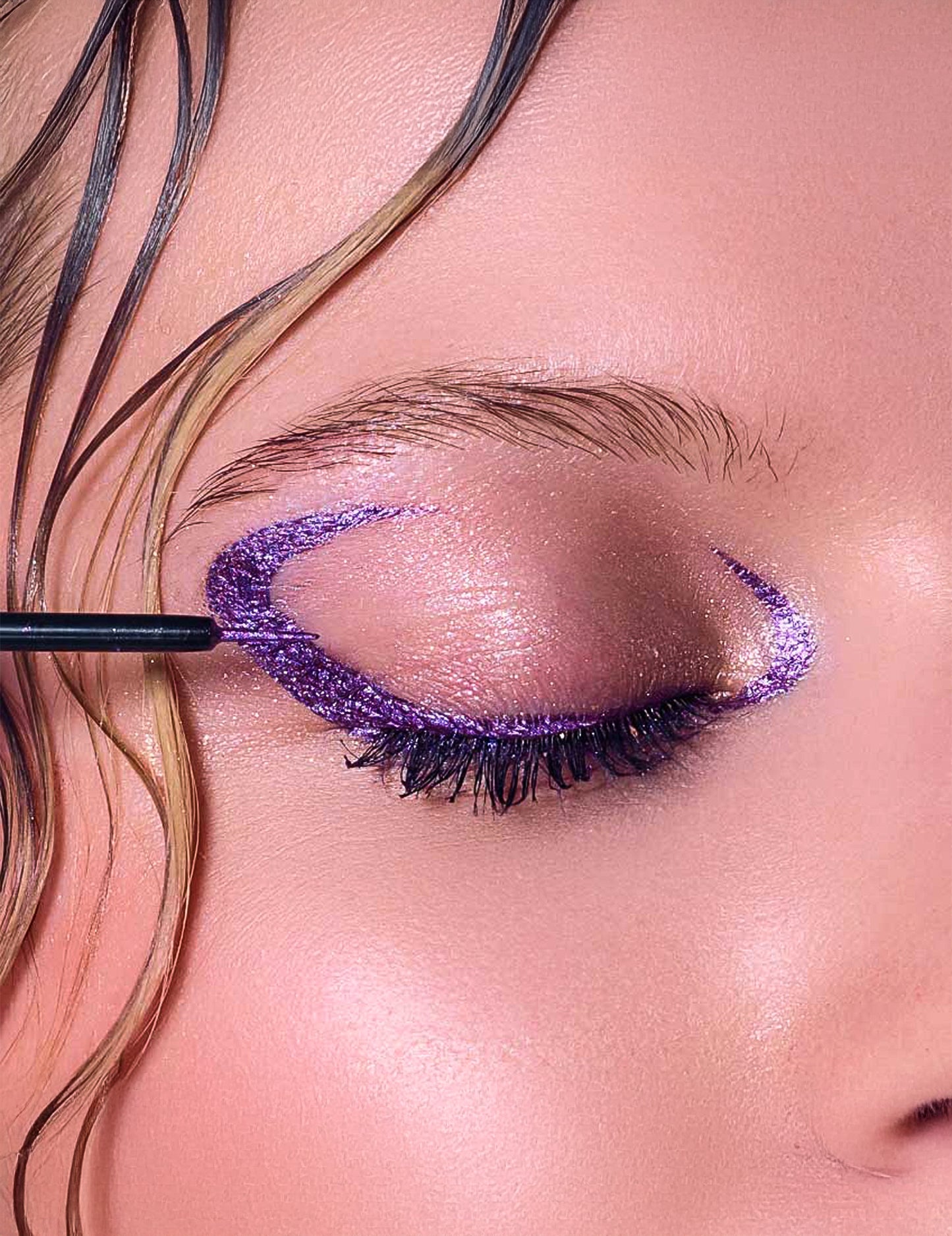 Eyeliner com glitter violeta Si si la paillette™