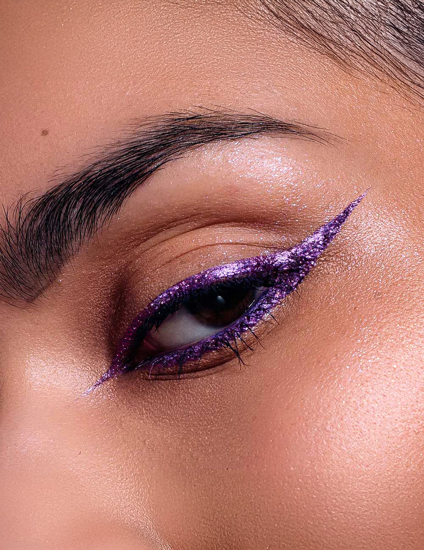 Eyeliner com glitter violeta Si si la paillette™