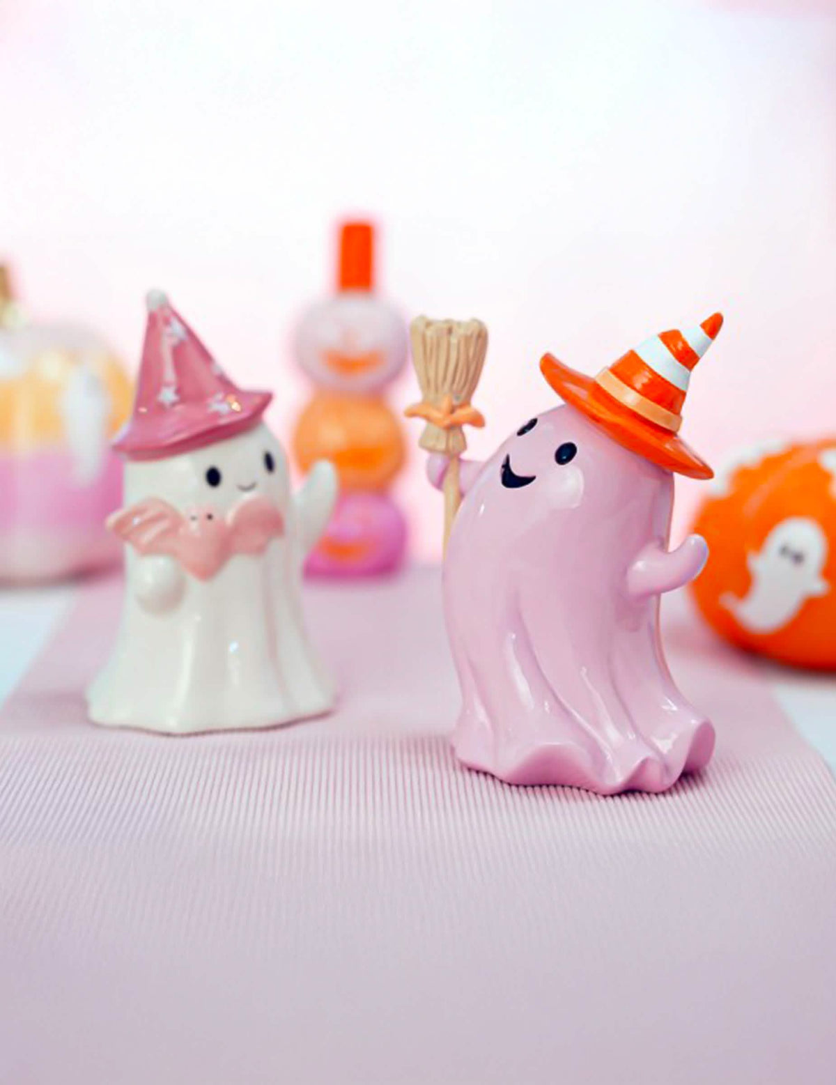 Fantasma de resina com vassoura rosa pastel 15 cm