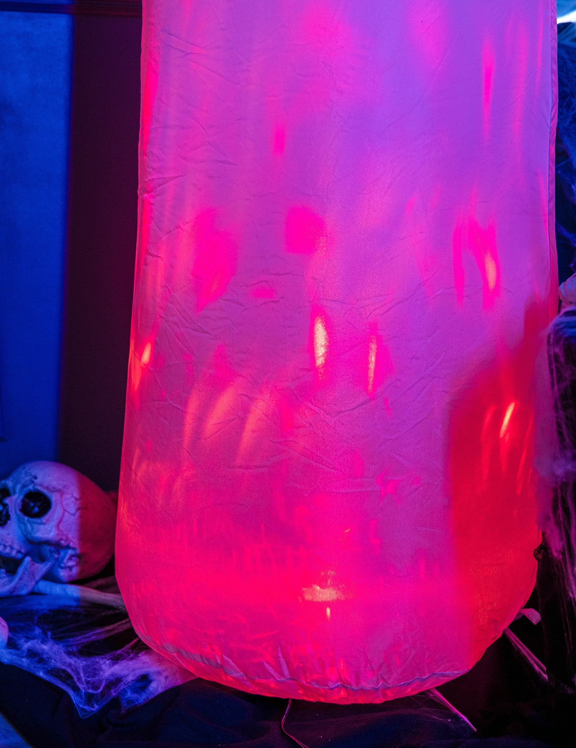 Détail de l'éclairage intérieur rose du Fantôme effrayant gonflable