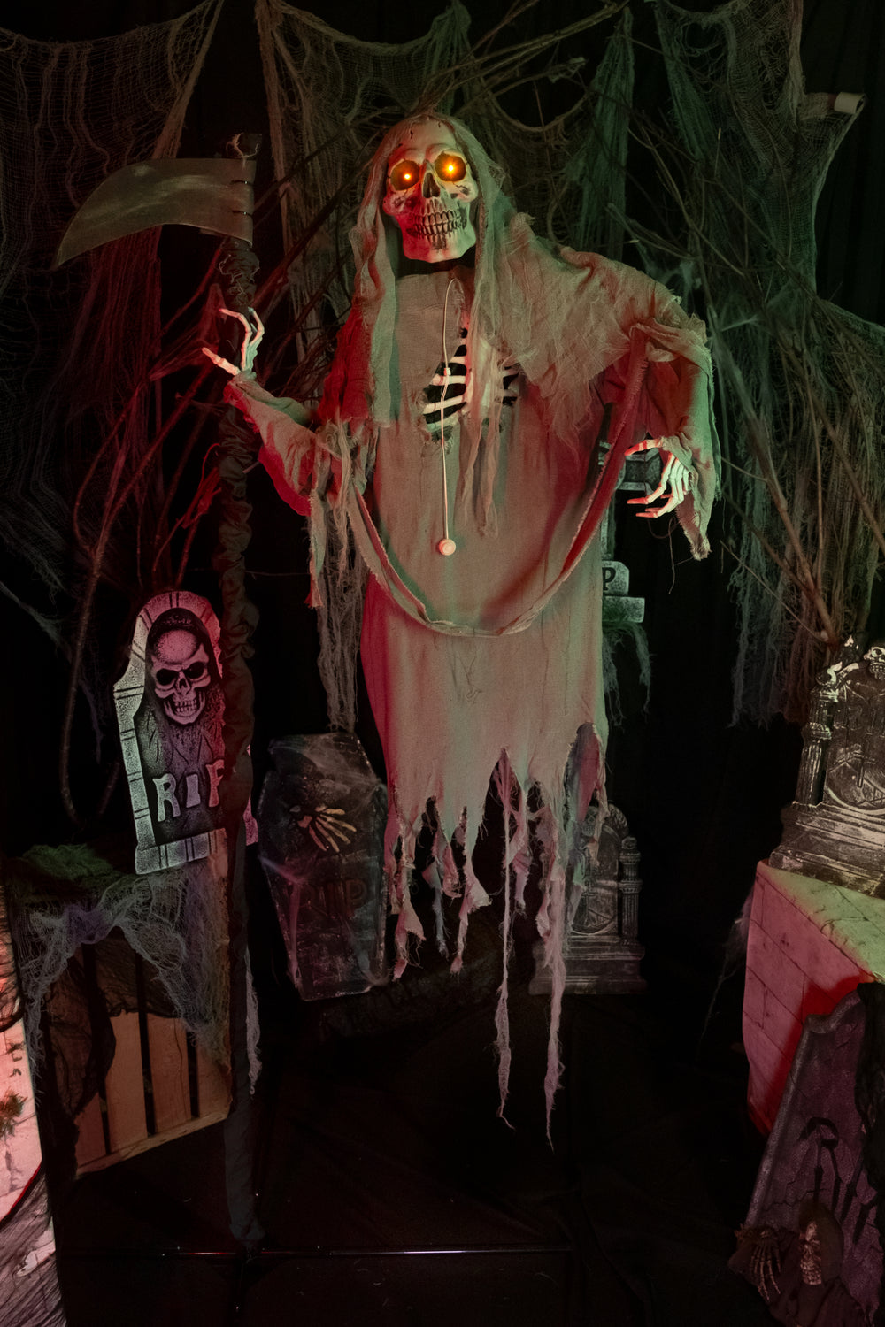 Mise en situation dans un décor de cimetière de la faucheuse flottante effrayante