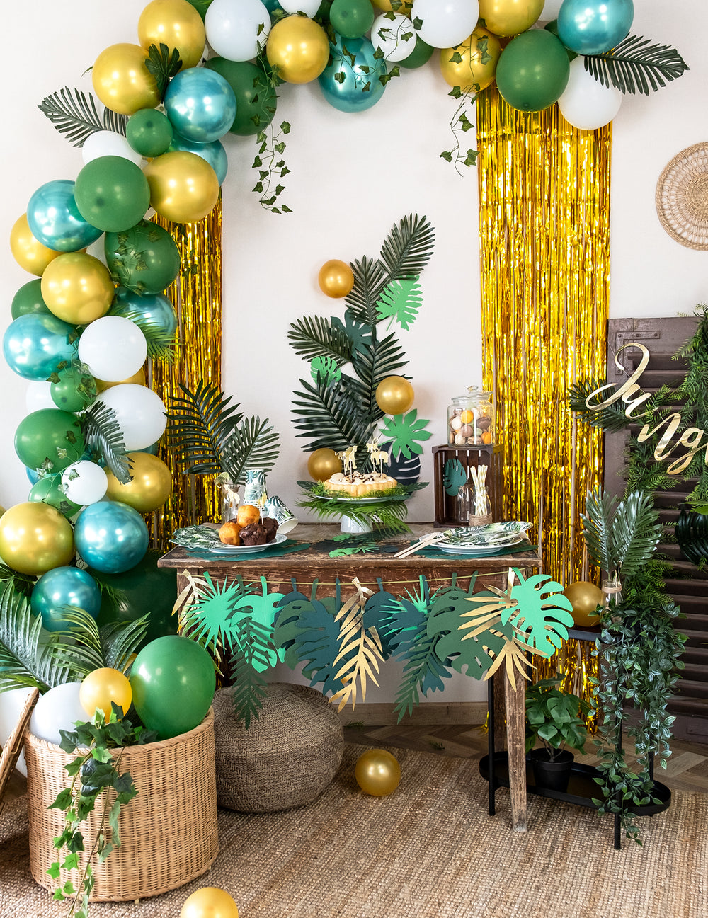 Mise en scène festive de la feuille de palmier phoenix artificielle déco tropicale