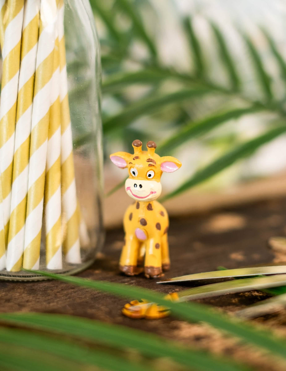 Plano de perto da figura em resina girafa tema safari