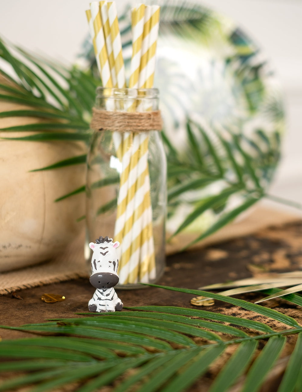 Mise en scène de la figurine en résine zèbre décoratif safari