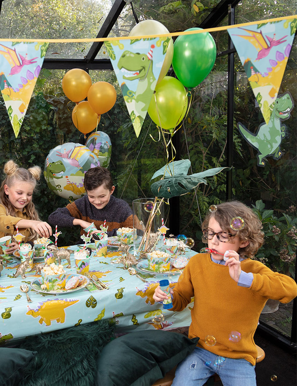 Mise en situation du flacon bulles de savon Dino Party