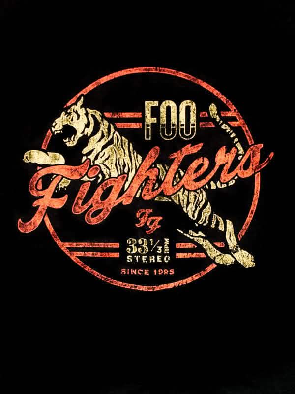 Grande plano sobre o estampado do T-shirt Foo Fighters Tiger