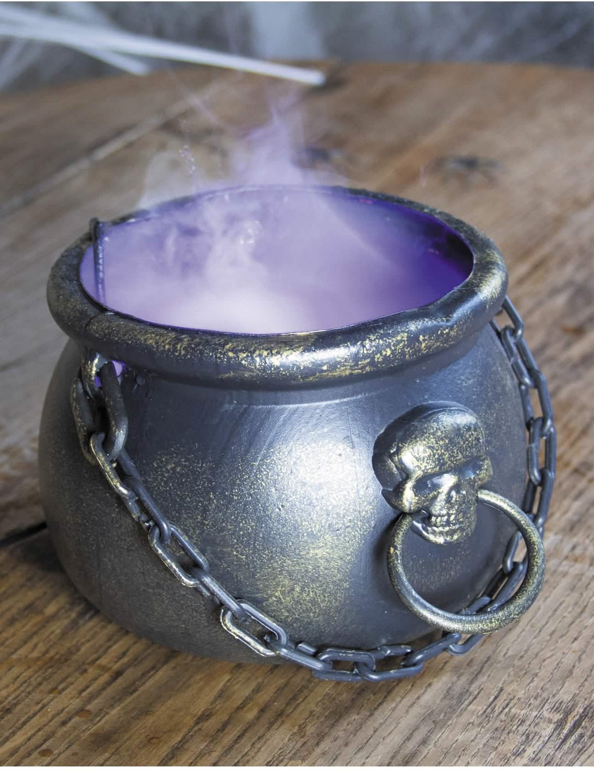 Efeito de fumo roxo num caldeirão de fumo e luz LED para decoração