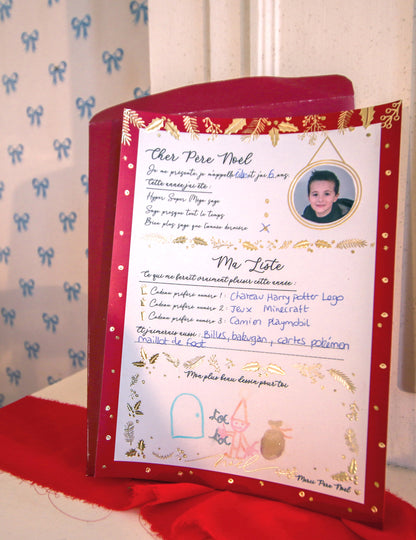Vue de face de la lettre remplie de la Grande lettre au Père-Noël avec enveloppe Holly Christmas