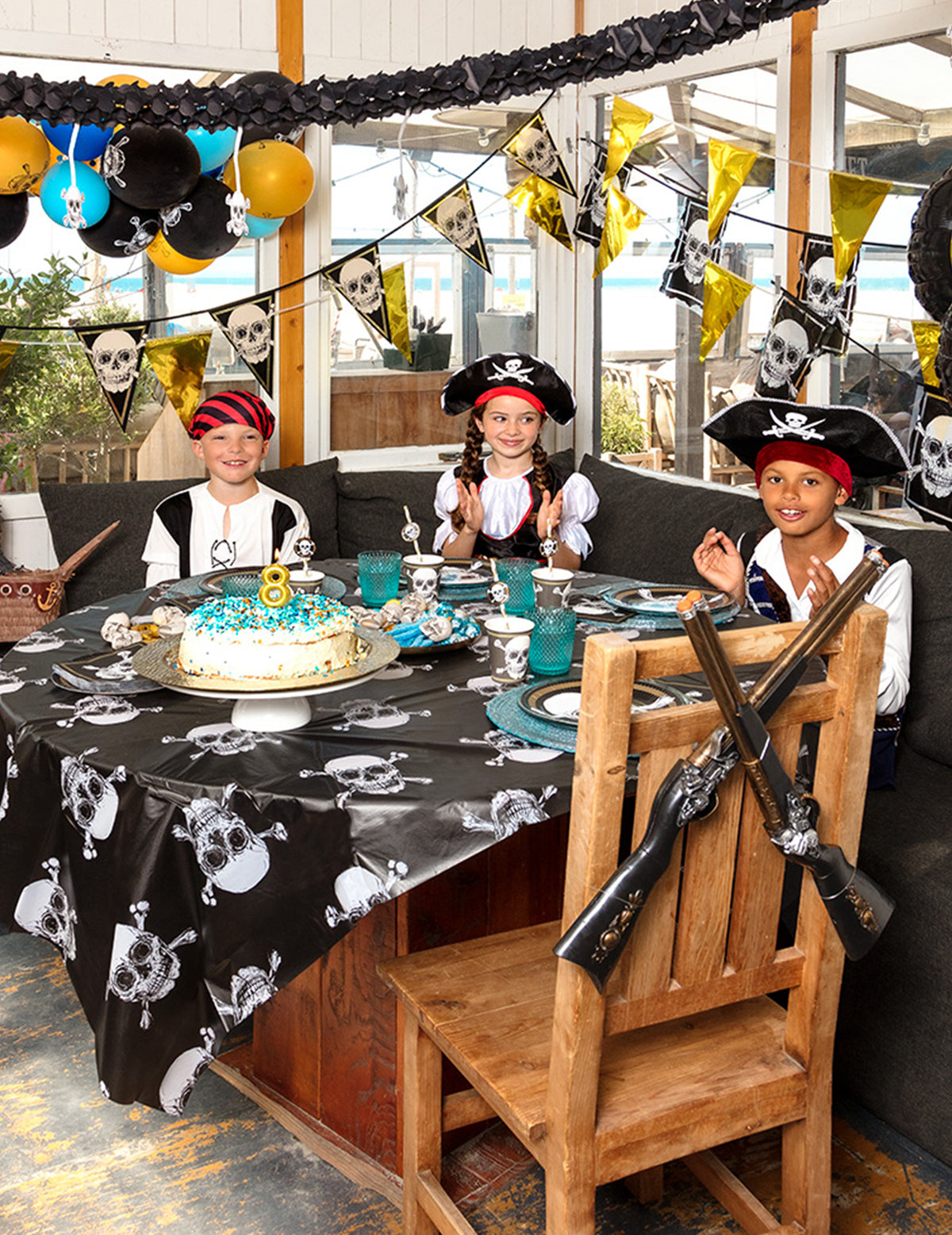 Mise en situation de la guirlande de 10 drapeaux en plastique Pirate Jolly Roger