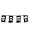Mise en situation de la guirlande de 10 drapeaux en plastique Pirate Jolly Roger