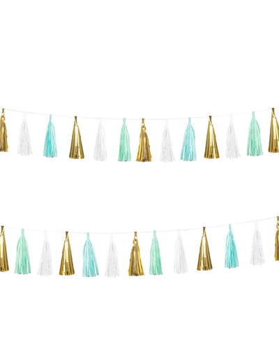 Mise en situation lors d'un anniversaire de la guirlande à pompons 18 tassels pour décoration turquoise, blanc et doré