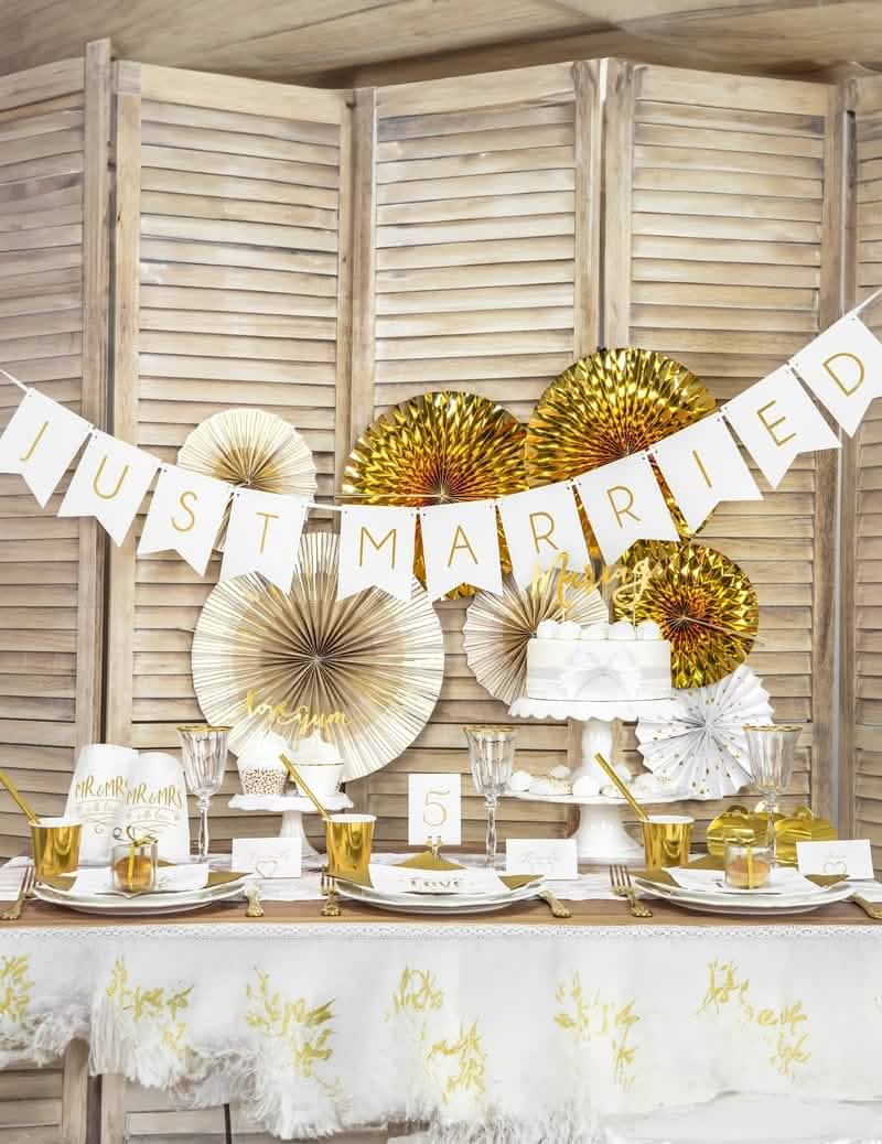 Decoração de mesa com a grinalda de fanions Just Married