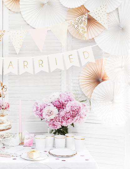 Ambiance de fête avec la guirlande à fanions Just Married pour mariage