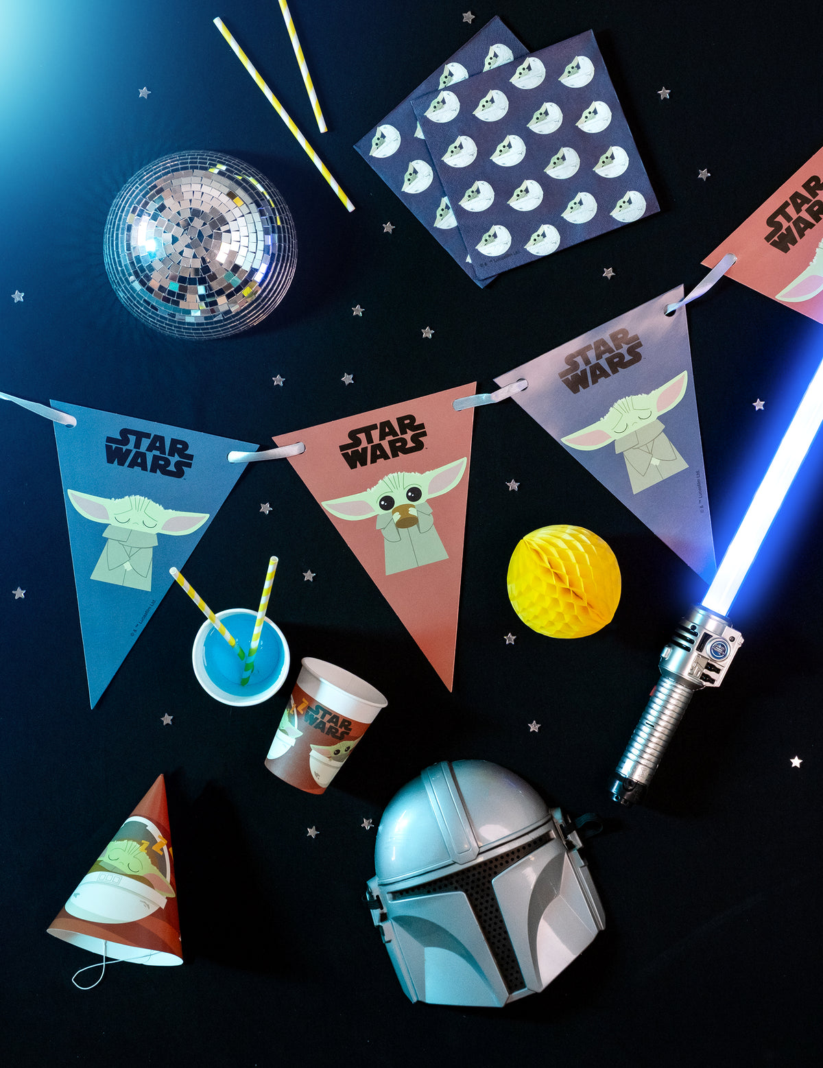 Mise en situation de la guirlande à fanions en carton bébé Yoda The Mandalorian