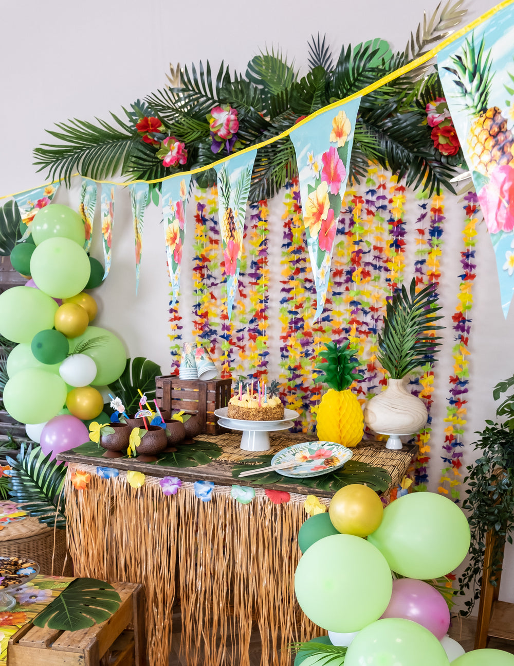 Mise en situation de la guirlande à fanions Hawaii party