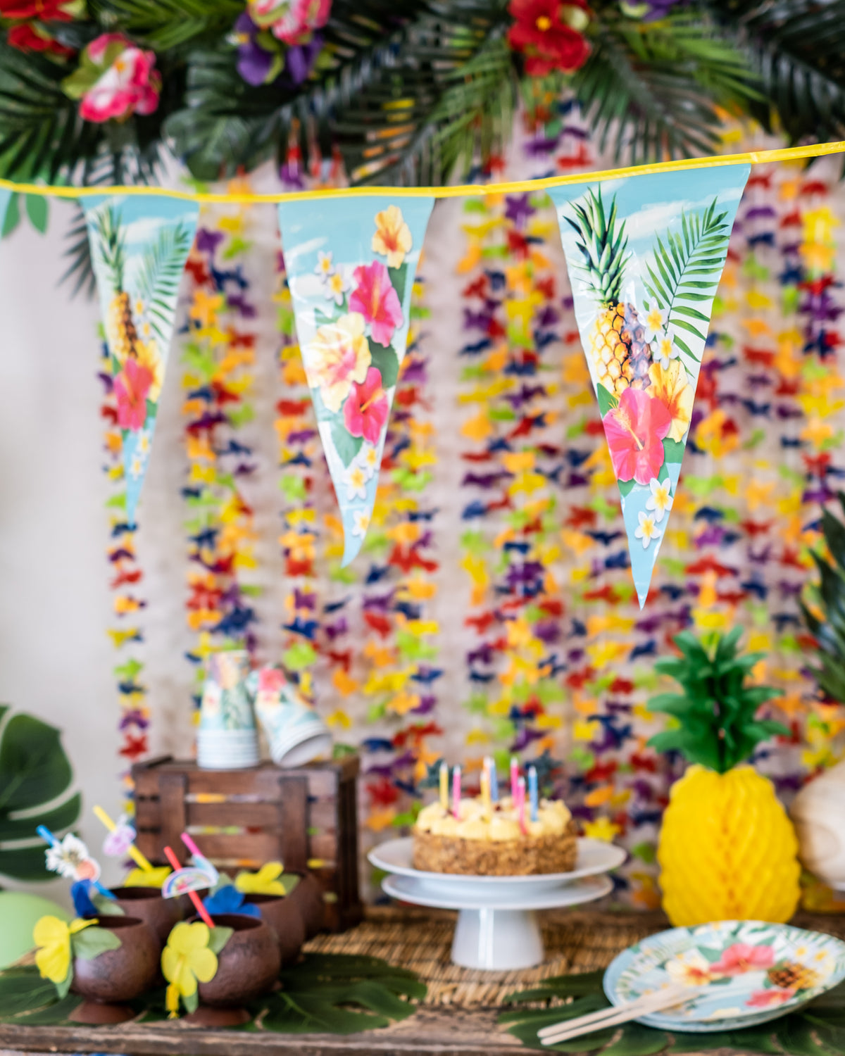 Gros plan sur les fanions de la guirlande à fanions Hawaii party