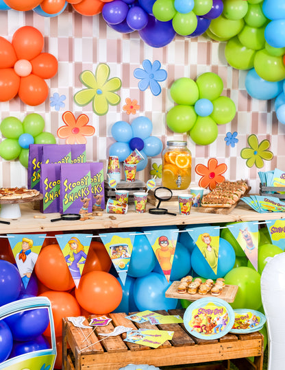 Mise en situation sur une table de fête de la guirlande à fanions Scooby-Doo