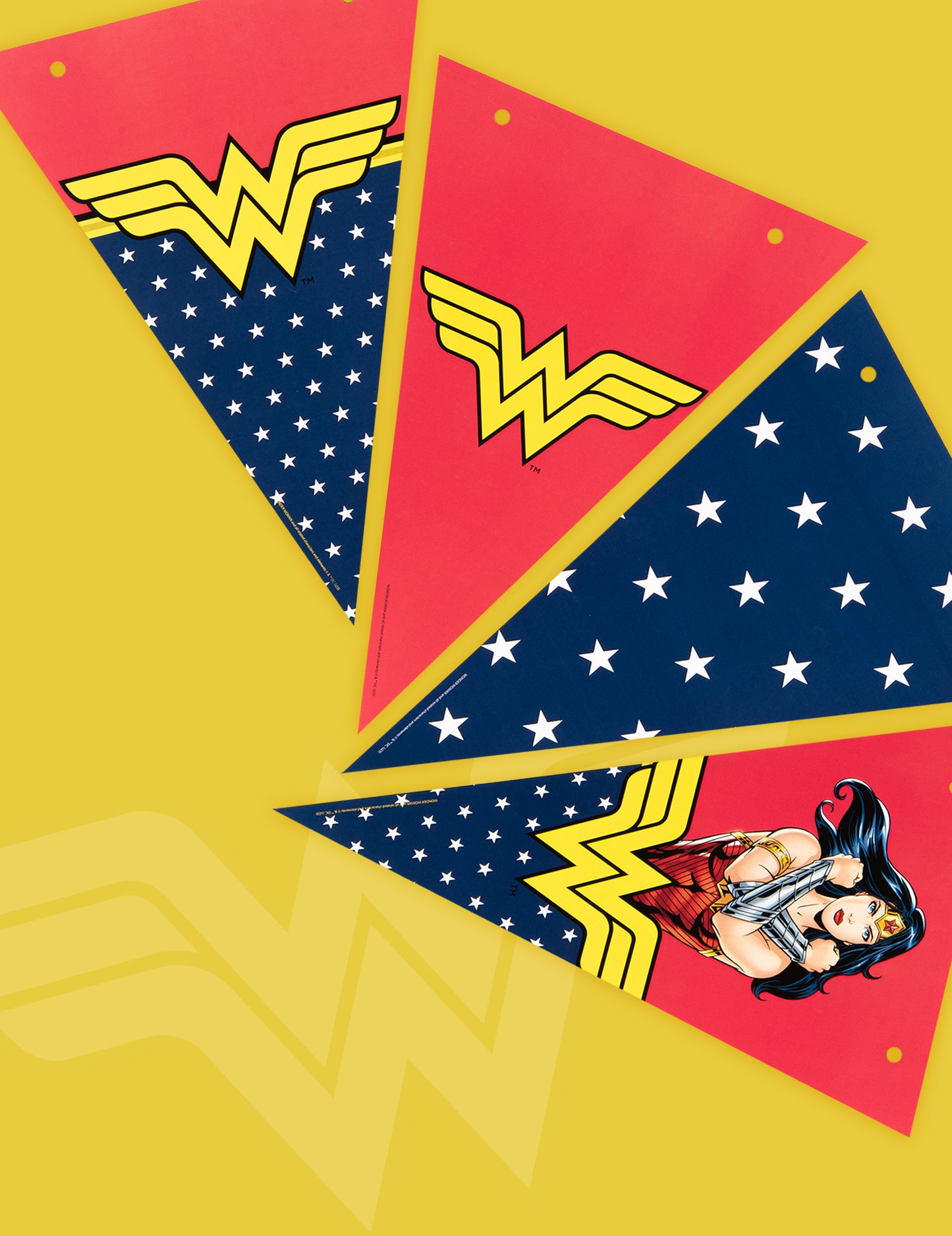 Détail des motifs de la guirlande à fanions Wonder Woman