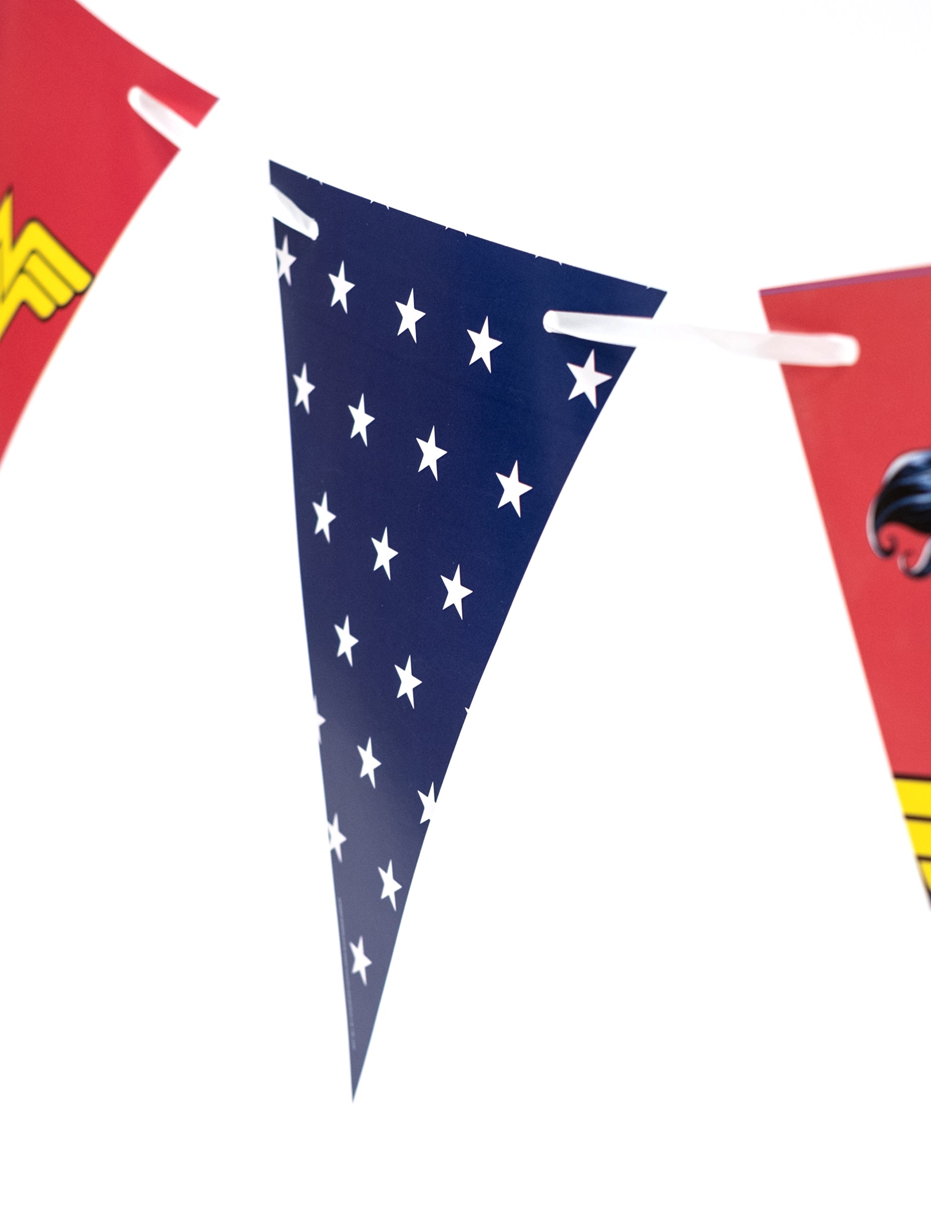 Détail du fanion bleu à étoiles blanches de la guirlande à fanions Wonder Woman