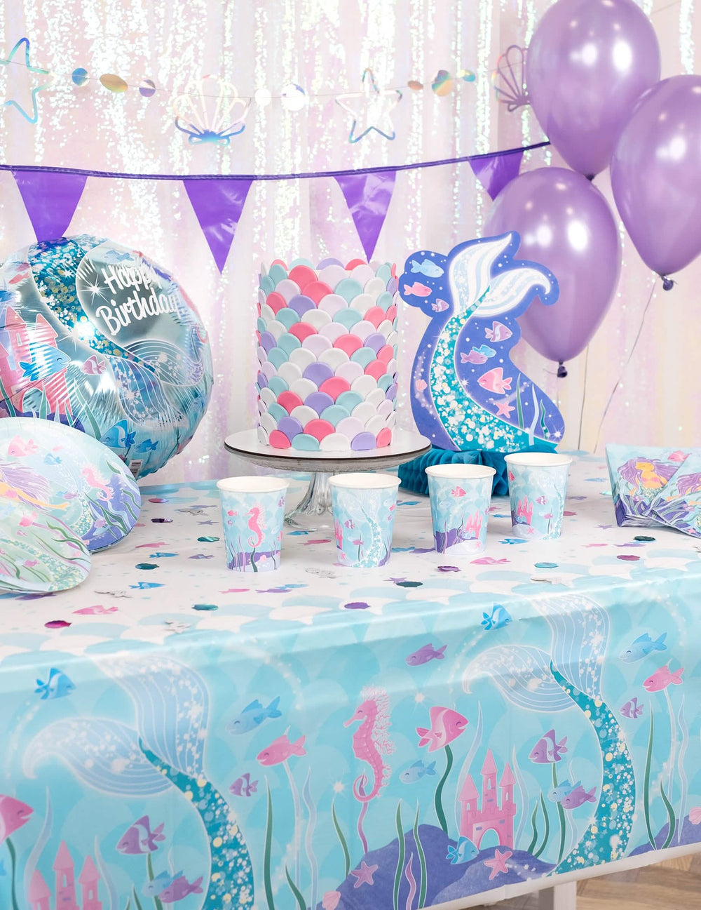 Decoração de aniversário tema sereias da grinalda com mini bandeirolas violeta